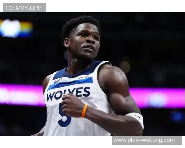 爱德华兹巧妙借掩护接球三分投篮成功实现反超局面